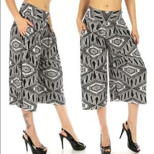 Palazzo Capri pants with pockets black white